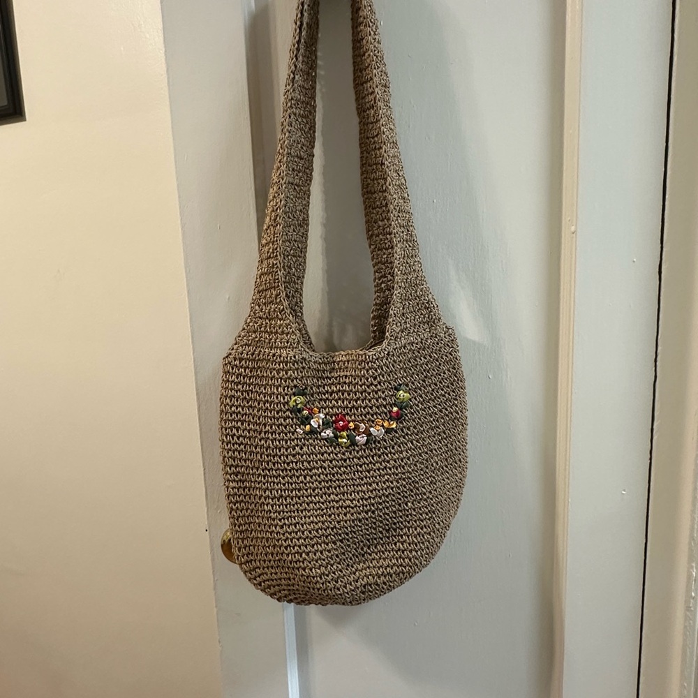 Straw Shoulder Bag with flowers Embellishments in the front